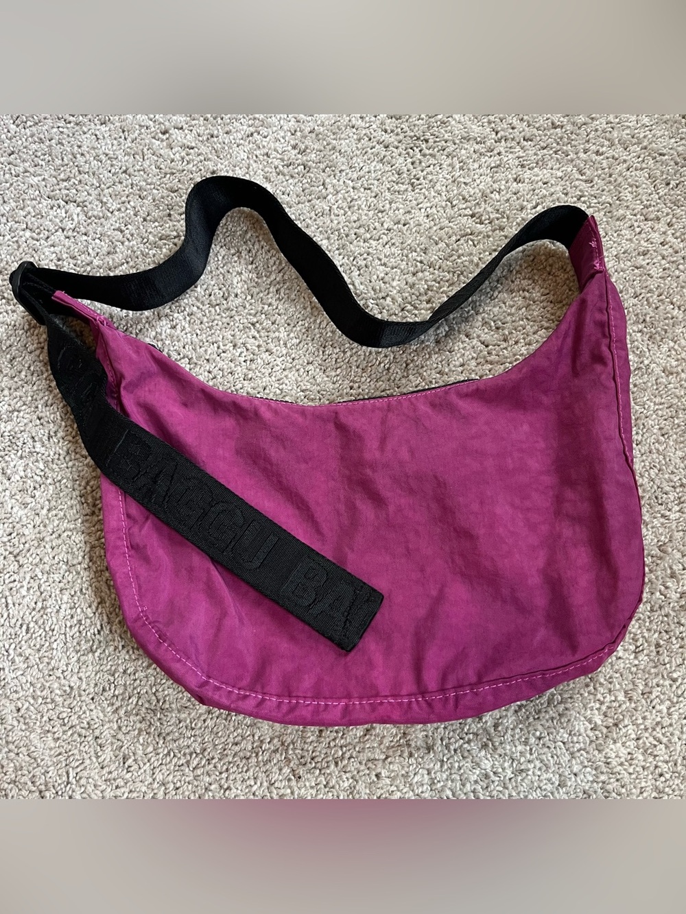 BAGGU Medium Magenta Crescent - Picture 3 of 6